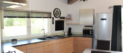 Geladeira, micro-ondas, fogão, cooktop