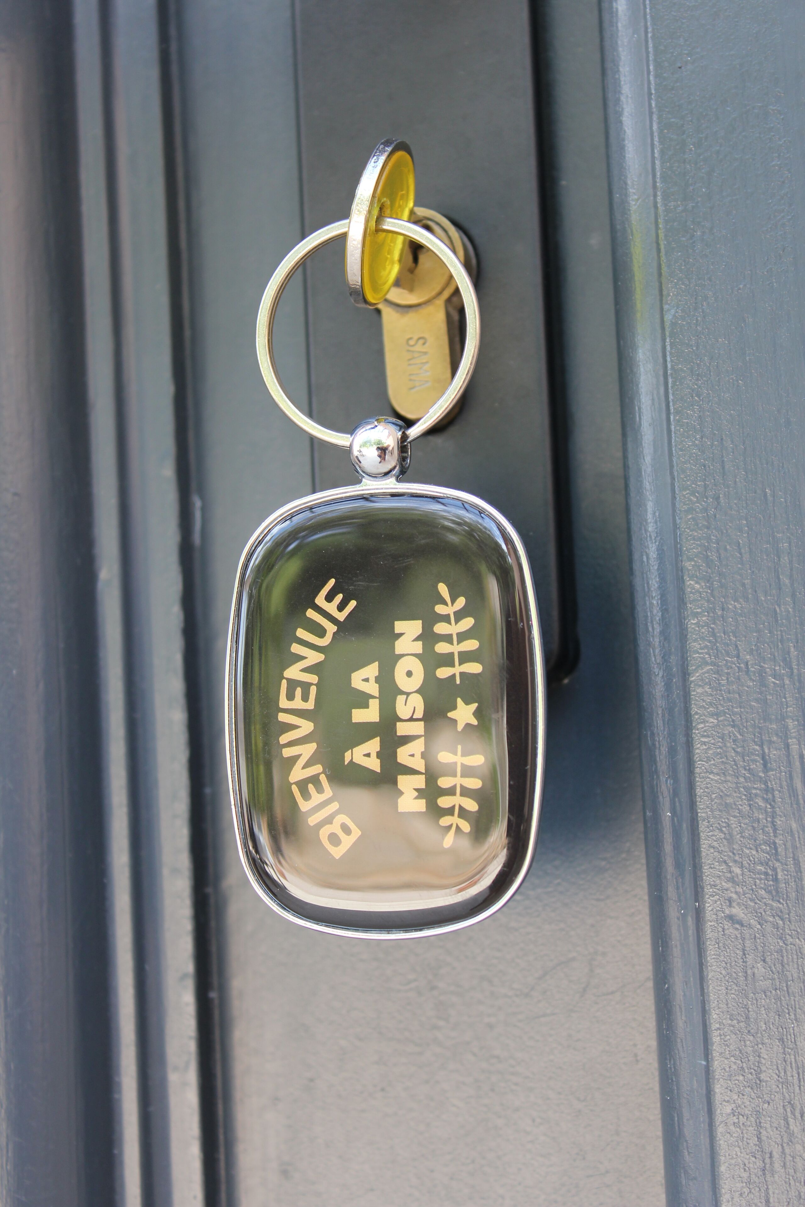 Un llavero con el texto 'Bienvenue à la maison'.