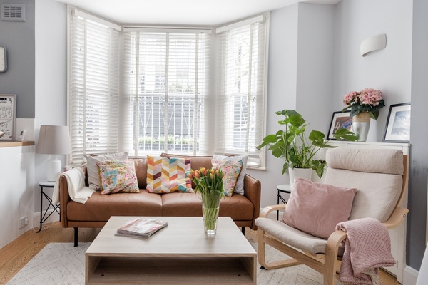 Sitting area, comfy 3-seater couch