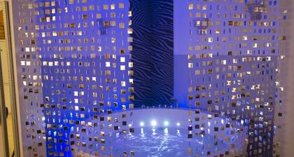 Modern and open-plan fun apartment with jacuzzi spa and seaviews of harbour