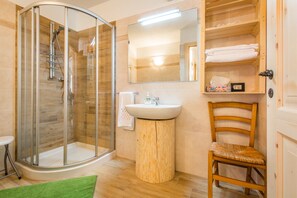 Hair dryer, towels, toilet paper - Cozy Mountain Lodge (Roncegno Terme)