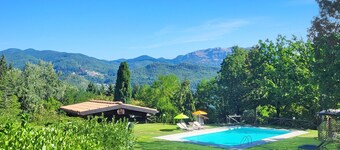 素晴らしい景色を望む美しい家、広い庭、プライベートプール