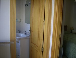 Bathtub, towels