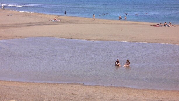 A beach with people sunbathing and swimming. - La Concha Beach. 2Dormitorios wifi and communal pools (Playa Honda)