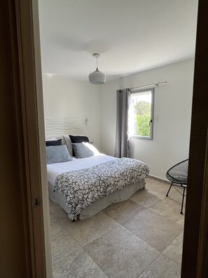 2 bedrooms, iron/ironing board, travel cot, free WiFi