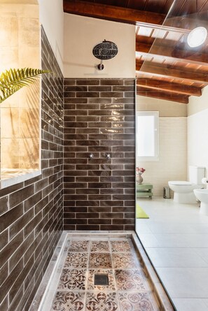 Bathtub, jetted bath, hair dryer, bidet