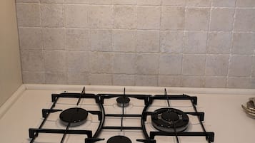 Frigorifero, microonde, forno, piano cottura