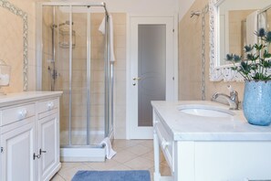 Dusche, Haartrockner, Bidet, Handtücher