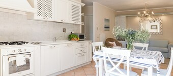 charming apartment in villa 1.5 km from the sea with parking space in the village.