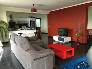 TV - Sea view holiday home (calheta)