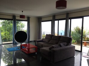 TV - Sea view holiday home (calheta)