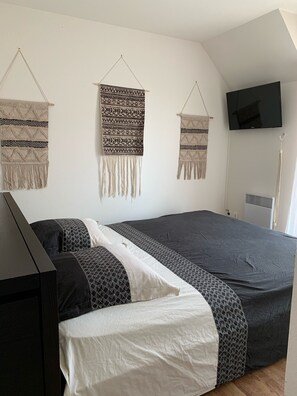 2 عدّة غرف نوم ومكواة/لوح كي وسرير سفر وواي فاي مجانًا