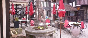 House with garden, in residence with heated pool 200 m away, sea 400 m away.