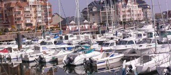 House with garden, in residence with heated pool 200 m away, sea 400 m away.