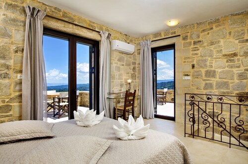 Stone Villa ★ Sea View ★ Heated Private Pool ★ 2bedrooms and 5 sleeps