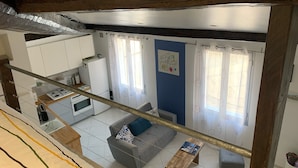 Un appartement moderne comprenant une cuisine, un coin repas et un salon.