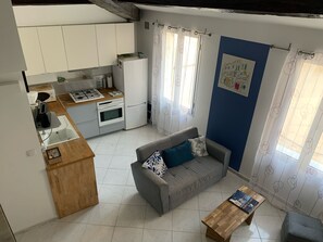 Fernseher, DVD-Player, Bücher