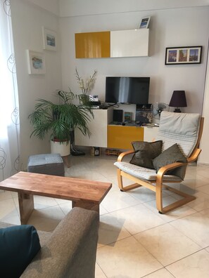 TV, DVD player, books - Comfortable apartment in the village (Cassis)