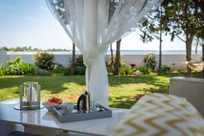 Outdoor dining - Beautiful house 20 meters from sea, free Wi-Fi (Peroj)