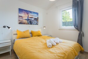 2 bedrooms, iron/ironing board, WiFi, bed sheets