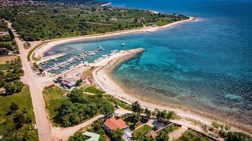 Una spiaggia nelle vicinanze