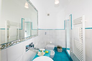 Shower, hair dryer, bidet, towels - Villa De Rosa an oasis of peace and relax !!! (Positano)
