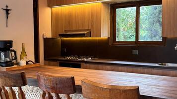 Kühlschrank, Mikrowelle, Ofen, Wasserkocher mit Kaffee-/Teezubehör