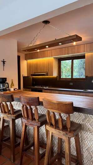 Kühlschrank, Mikrowelle, Ofen, Wasserkocher mit Kaffee-/Teezubehör