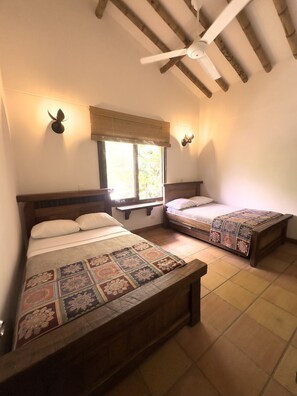 3 habitaciones, caja de seguridad en la habitación y escritorio