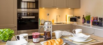 5* reviews - Apt in iconic bldg, Exeter, King Beds, 2 Baths, parking, gym, EV.