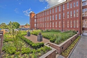 Exterior - 5* reviews - Apt in iconic bldg, Exeter, King Beds, 2 Baths, parking, gym, EV.  (Exeter)