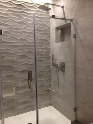 Badewanne, Haartrockner, Handtücher, Seife