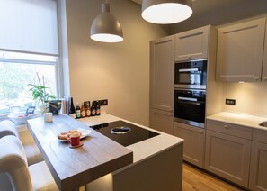 Fridge, microwave, oven, stovetop - 5* reviews - Apt in iconic bldg, Exeter, King Beds, 2 Baths, parking, gym, EV.  (Exeter)