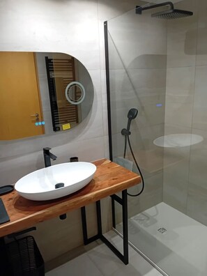 Ensemble baignoire-douche, séchoir à cheveux, bidet, serviettes fournies