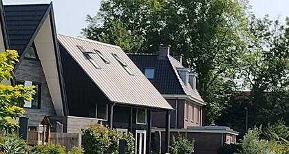 Studio 2 piÚces avec salle de bain dans villa de ville avec parking privé gratuit