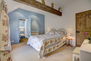3 bedrooms, iron/ironing board, WiFi, bed sheets - Luxury 5* Gold & ROSE Award self-catering converted barn,  idyllic rural setting (Wroxall)