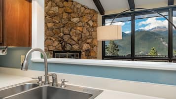 House, 3 Bedrooms | Private kitchen