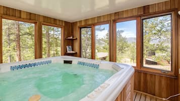 House, 3 Bedrooms | Indoor spa tub