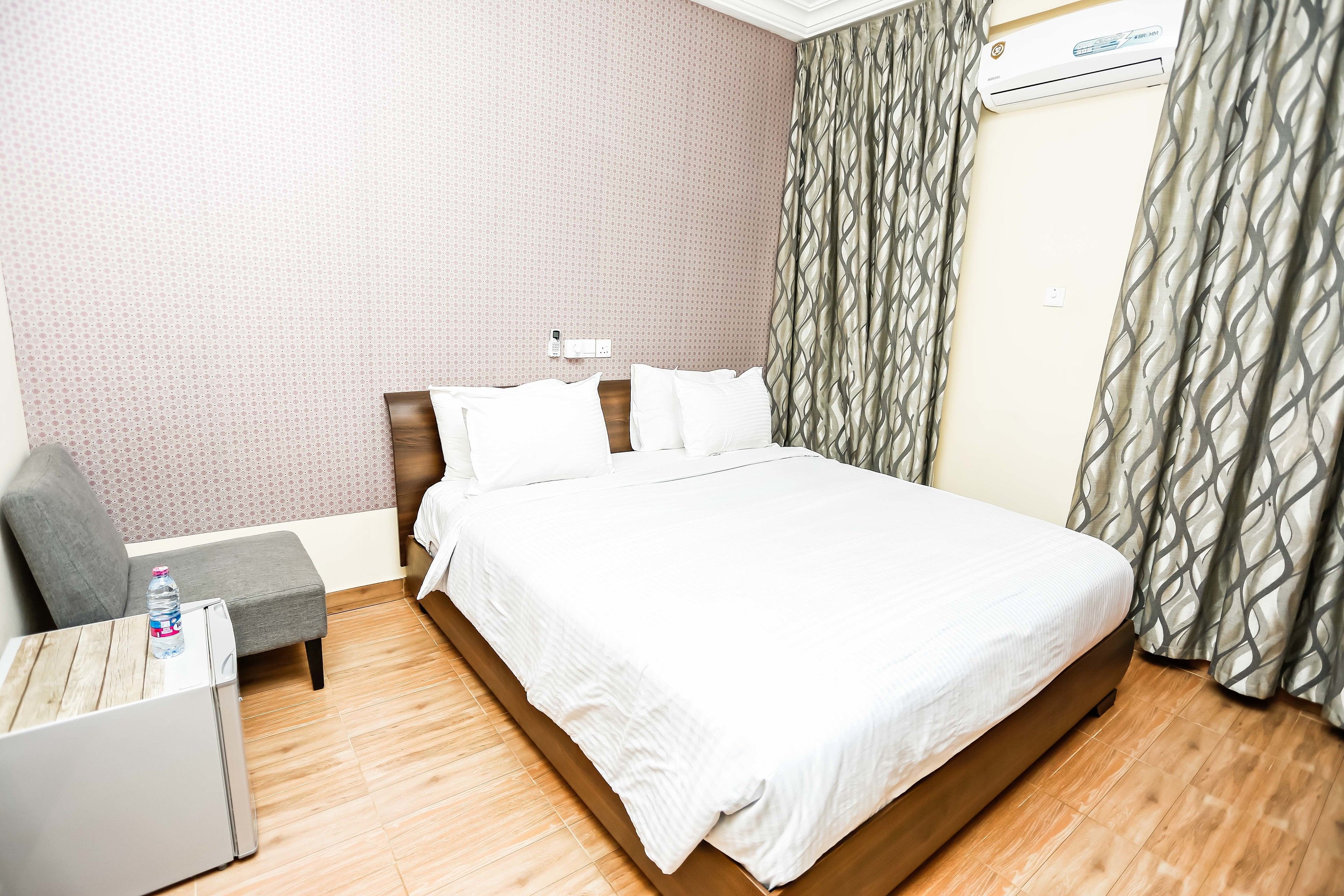 standard room, 1 queen bed, non smoking | 1 bedroom, desk, laptop workspace, blackout curtains