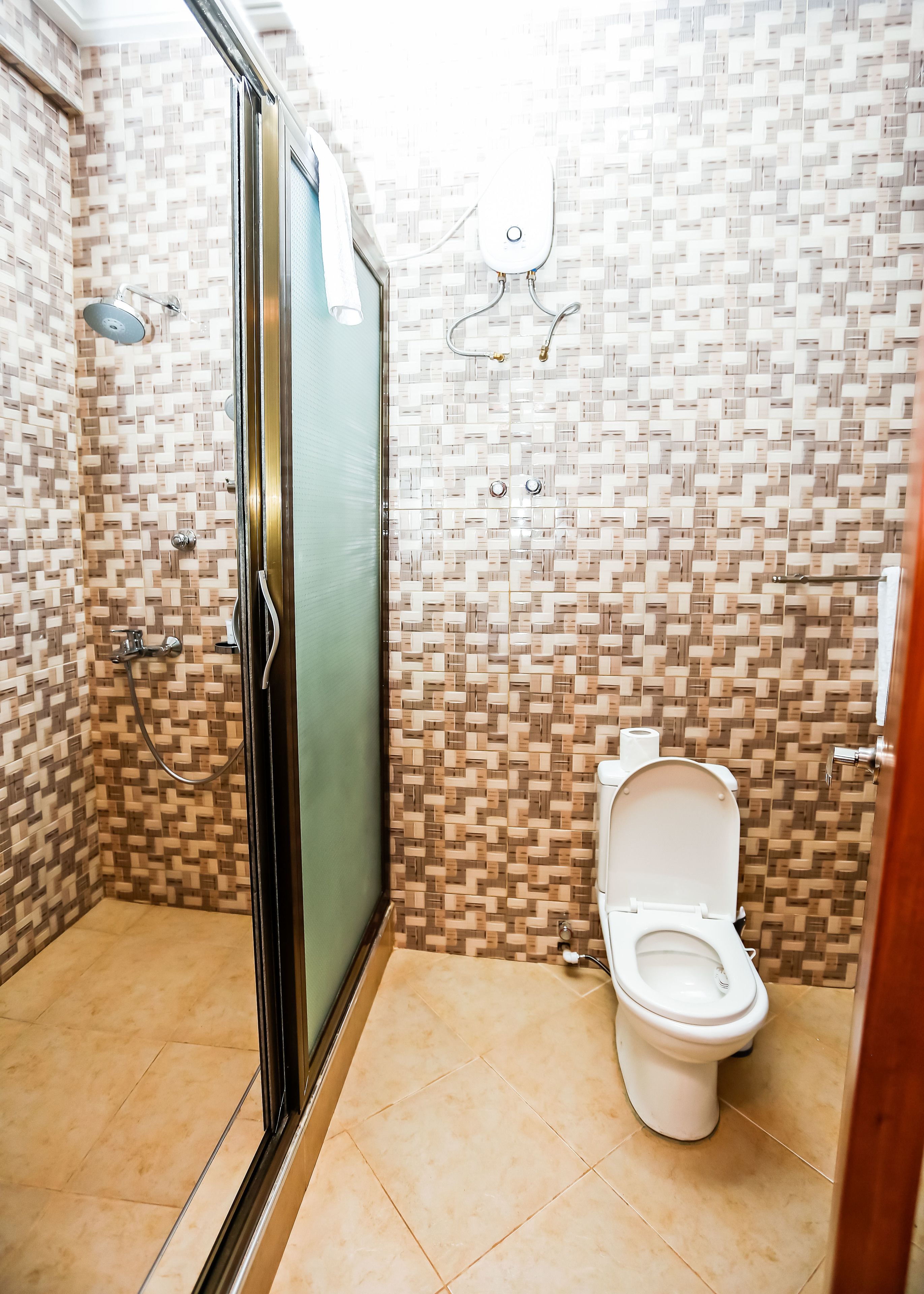 standard room, 1 queen bed, non smoking | bathroom shower