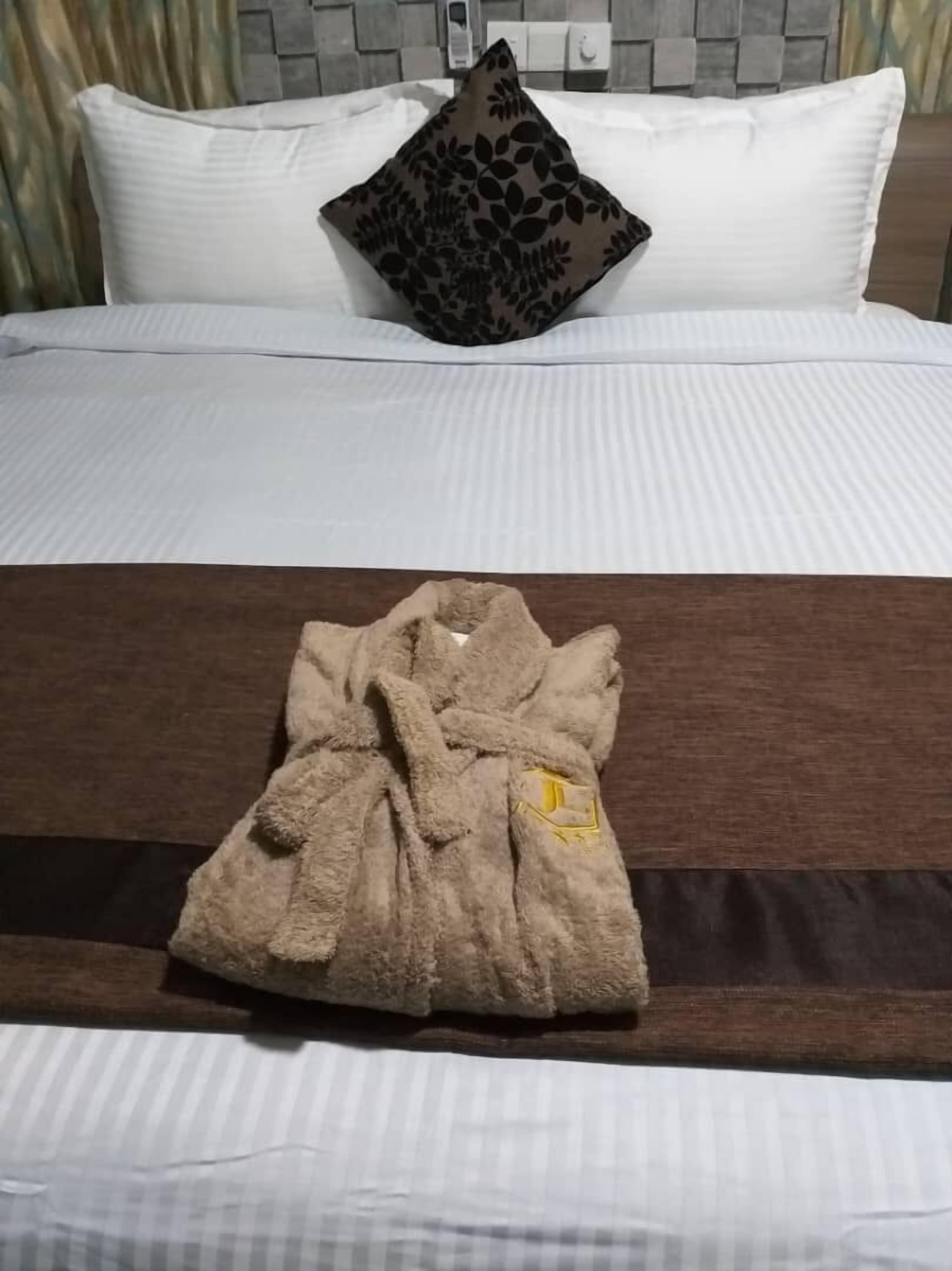 executive room, 1 queen bed, non smoking | 1 bedroom, desk, laptop workspace, blackout curtains