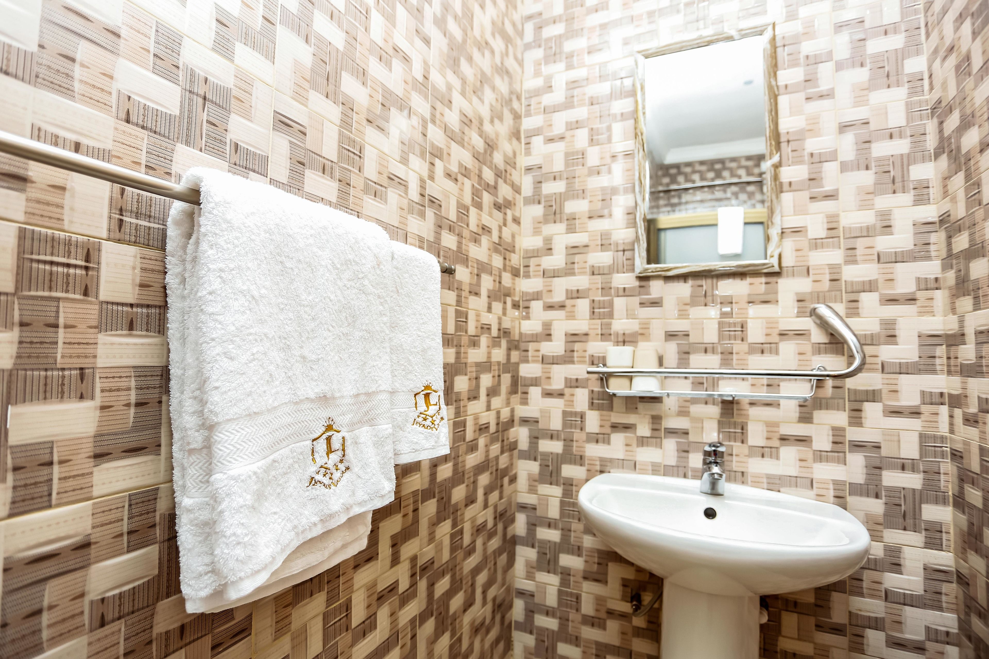 executive room, 1 queen bed, non smoking | bathroom | shower, free toiletries, towels, soap