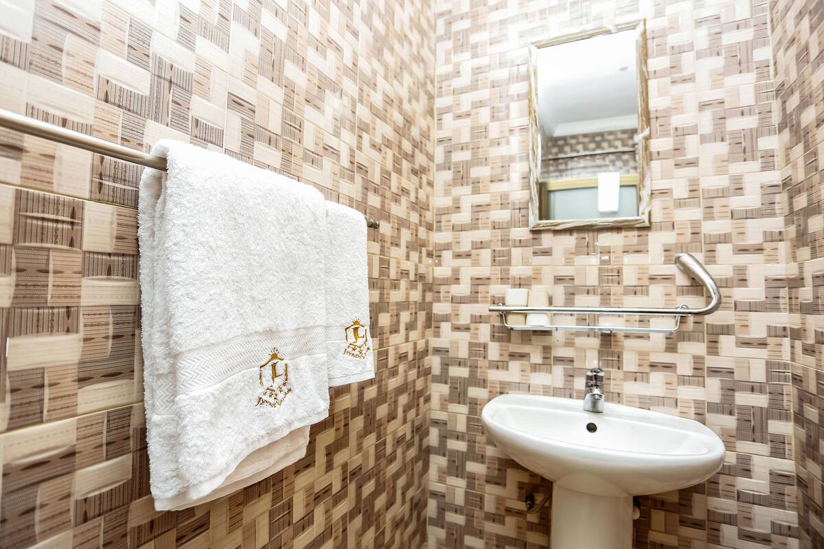 executive room, 1 queen bed, non smoking | bathroom | shower, free toiletries, towels, soap