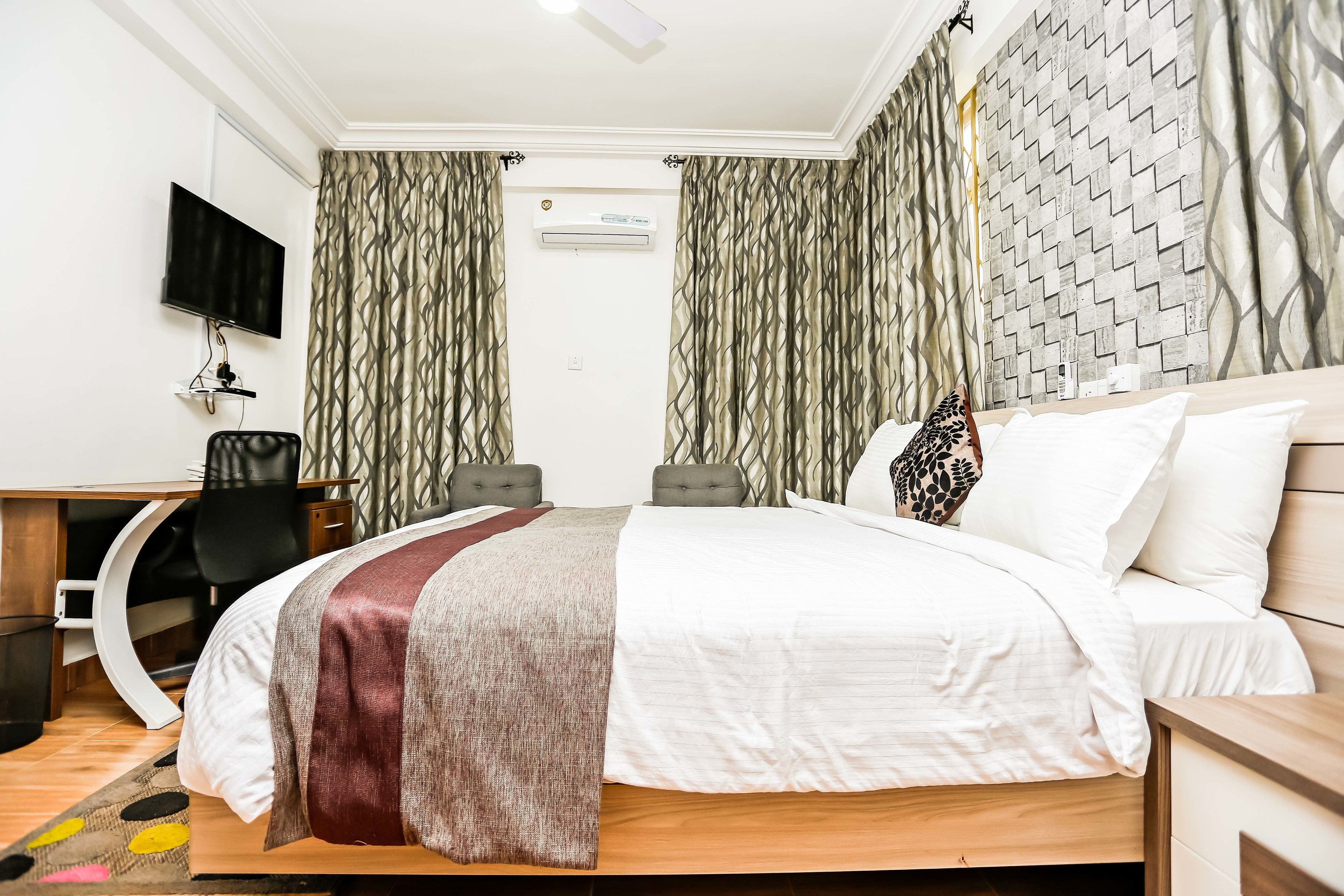 executive room, 1 queen bed, non smoking | 1 bedroom, desk, laptop workspace, blackout curtains