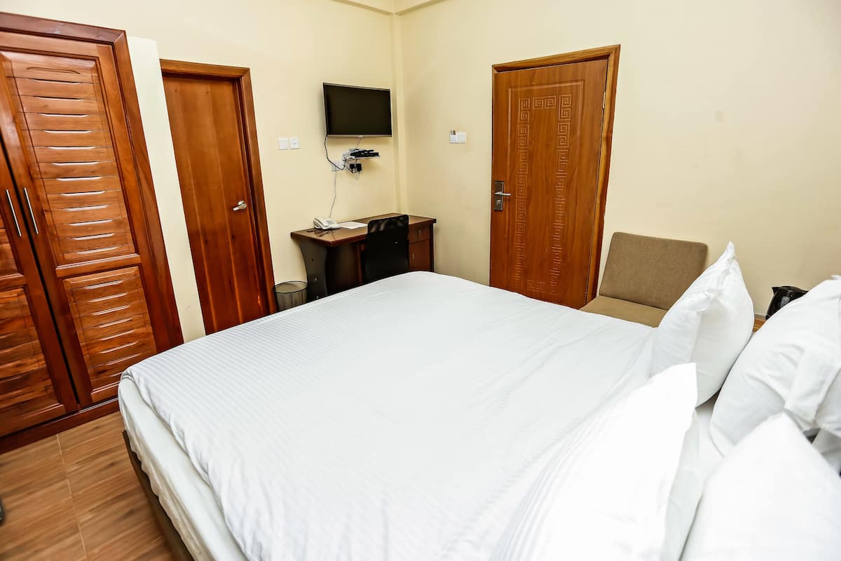 Standard Room, 1 Queen Bed, Non Smoking | Desk, laptop workspace, blackout curtains, free WiFi