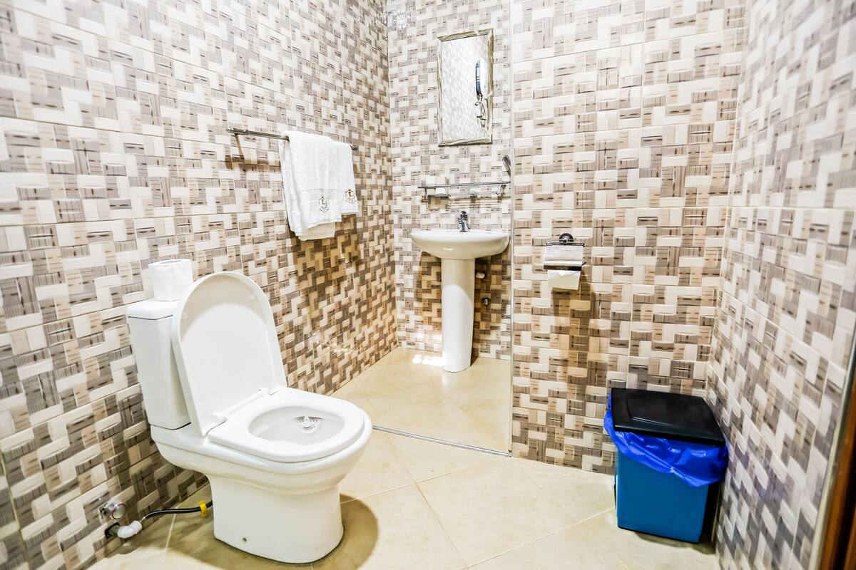 executive room, 1 queen bed, non smoking | 1 bedroom, desk, laptop workspace, blackout curtains