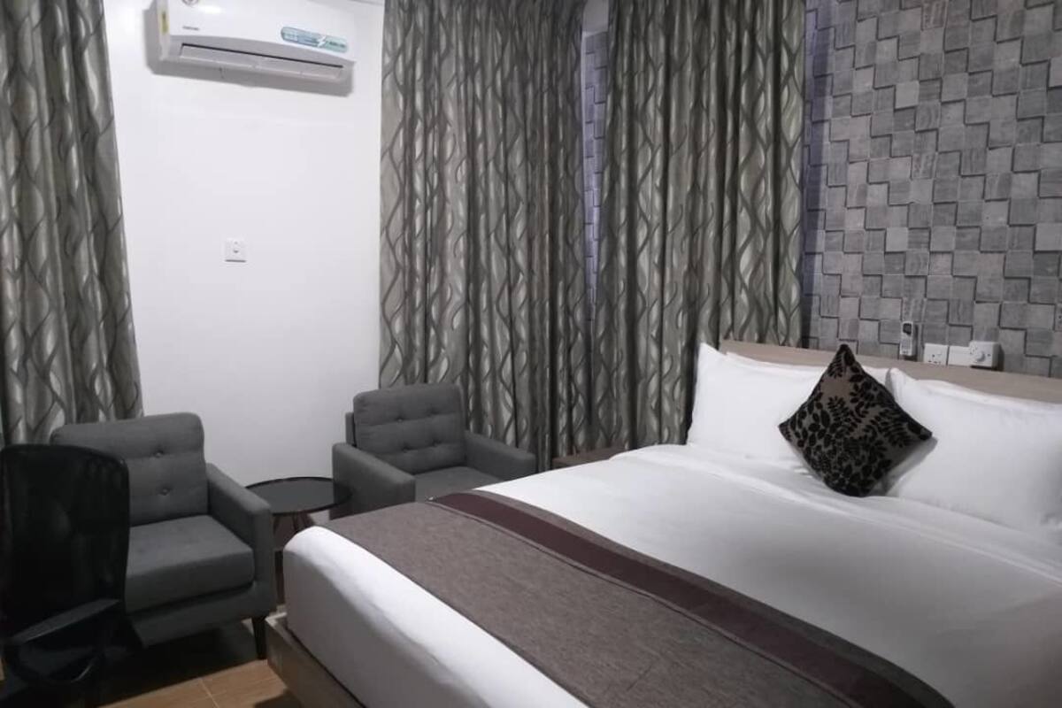 Executive Room, 1 Queen Bed, Non Smoking | Desk, laptop workspace, blackout drapes, WiFi (free)