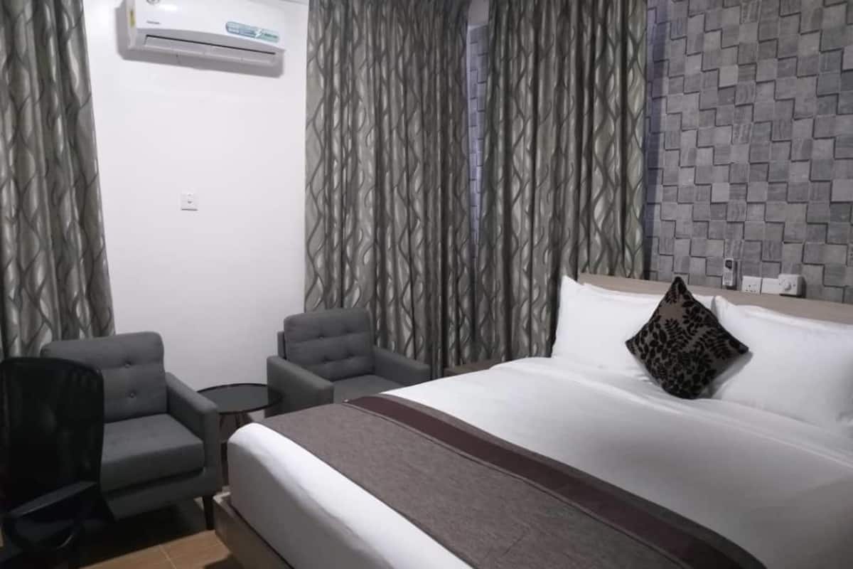 Executive Room, 1 Queen Bed, Non Smoking | Desk, laptop workspace, blackout curtains, free WiFi
