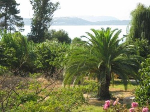 APPARTEMENT F2 PIED DANS L'EAU AVEC JARDIN PRIVE