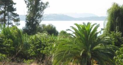 APPARTEMENT F2 PIED DANS L'EAU AVEC JARDIN PRIVE